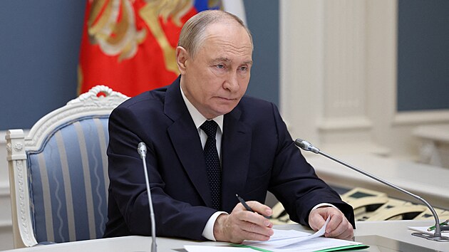 Rusk� prezident Vladimir Putin p�ihl�el testu rusk�ch jadern�ch sil, kter� se uskute�nil na zemi, mo�i i ve vzduchu. (22. ��jna 2025)