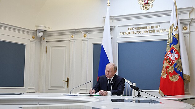 Rusk� prezident Vladimir Putin p�ihl�el testu rusk�ch jadern�ch sil, kter� se uskute�nil na zemi, mo�i i ve vzduchu. (22. ��jna 2025)