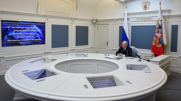 Rusk� prezident Vladimir Putin p�ihl�el testu rusk�ch jadern�ch sil, kter� se uskute�nil na zemi, mo�i i ve vzduchu. (22. ��jna 2025)