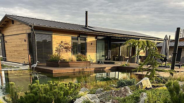 Pohled na srub a jez�rko ze zahrady