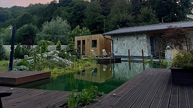 Jez�rko obsahuje filtra�n� �achtu s bubnov�m filtrem, UV lampu i biologickou filtraci. UV lampy zabra�uj� p�emno�en� bakteri� a filtr sb�r� fyzick� ne�istoty. Do jez�rka se tak p�id�vaj� jen jez�rkov� bakterie, kter� se staraj� o kvalitu vody.