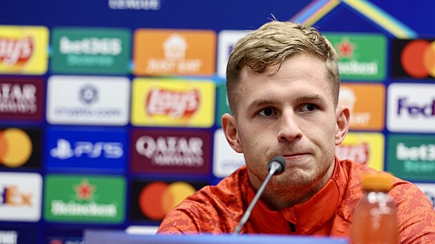 Stoper Slavie David Zima na tiskov� konferenci p�ed z�pasem proti Atalant� Bergamo.