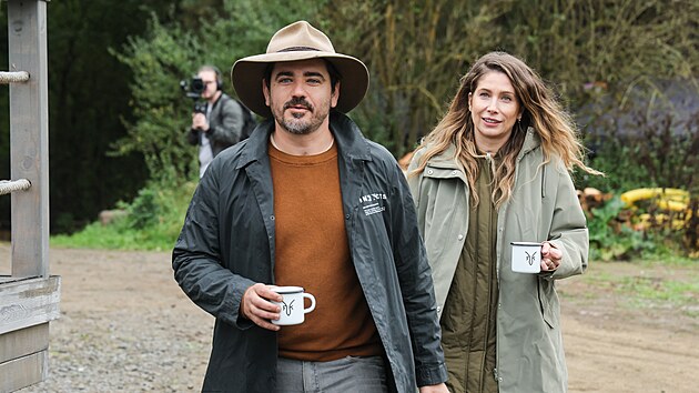 Vojta Kotek a jeho ena Radana, kdy svou farmu a svj budouc domov v jednom pedstavovali novinm.