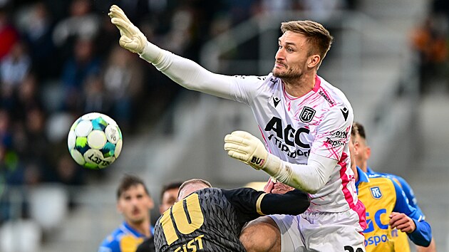 Mick van Buren (Hradec Kr�lov�) ve st�etu s teplick�m brank��em Matou�em Trmalem.