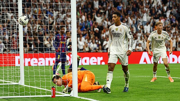 Jude Bellingham z Realu Madrid slaví gól na 2:1 ve 43. minut� proti Barcelon�.