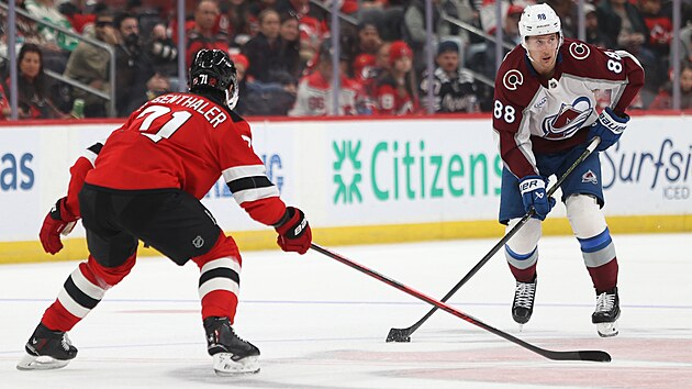 Martin Neas (Colorado) s pukem, brn ho Jonas Siegenthaler (New Jersey) ve tet tetin.