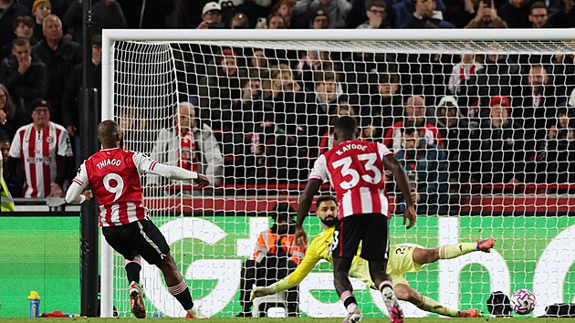 Igor Thiago (Brentford) p�em��uje penaltu a zvy�uje na 3:1 proti Liverpoolu.