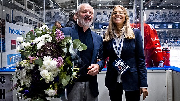 Kladno, 24. 10. 2025. Ryt��i Kladno - HC Olomouc. Kladensk� legenda V�clav S�kora s kytkou k 73. narozenin�m, dala mu ji gener�ln� �editelka klubu Renata P�nkov�.