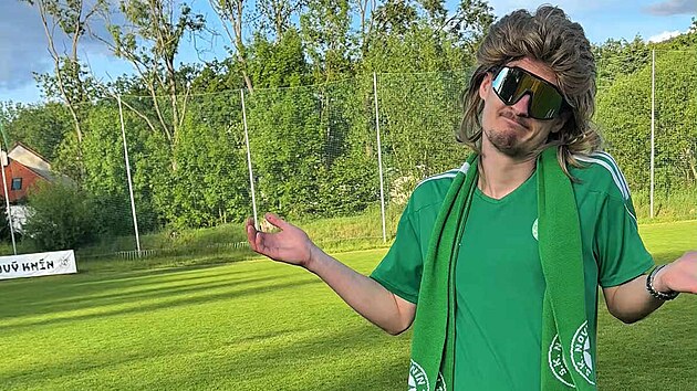 Adam Rada, fotbalista SK Nov� Kn�n, akt�r zp�van�ch pozv�nek.