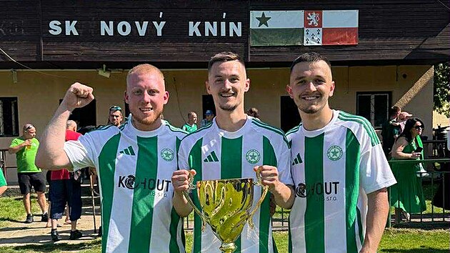 Adam Rada (urpost�ed), fotbalista SK Nov� Kn�n, akt�r zp�van�ch pozv�nek. Se spoluhr��i po v�t�zstv� v okresn�m p�eboru.