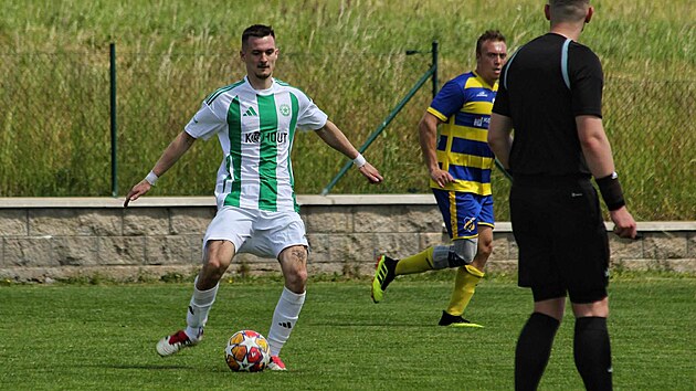 Adam Rada, fotbalista SK Nov� Kn�n, akt�r zp�van�ch pozv�nek.