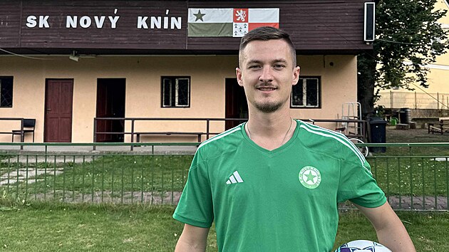 Adam Rada, fotbalista SK Nov� Kn�n, akt�r zp�van�ch pozv�nek.