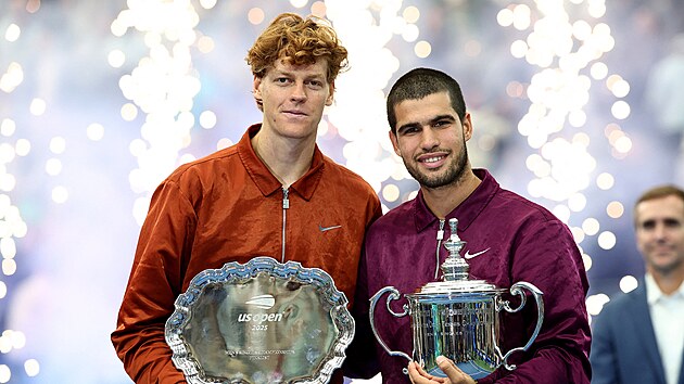 Carlos Alcaraz a Jannik Sinner na ceremoni�lu po konci fin�le US Open.