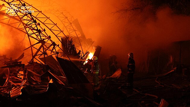 Hasi�i bojuj� s n�sledky rusk�ho dronov�ho �toku v Kyjev� (23. ��jna 2025)