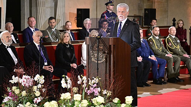 Prezident Petr Pavel p�edal státní vyznamenání ve Vladislavském sále Pra�ského...
