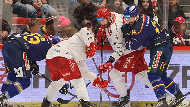 �eskobud�jovick� obr�nce Ond�ej V�la (vpravo) tla�� na mantinel t�ineck�ho...