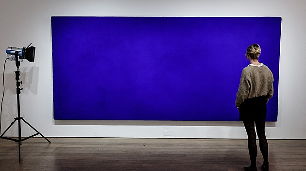 Vz�cn� obraz Yves Kleina se v pa��sk� auk�n� s�ni Christie�s prodal za 18,4 milionu eur. (24.��jna 2025)