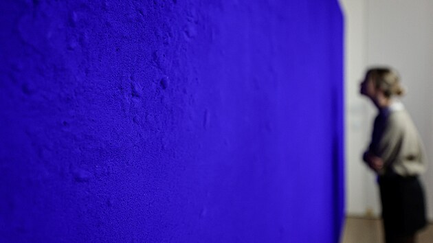 Vz�cn� obraz Yves Kleina se v pa��sk� auk�n� s�ni Christie�s prodal za 18,4 milionu eur. (24.��jna 2025)