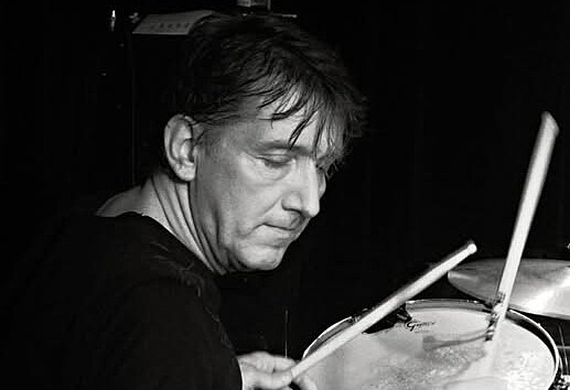 Hudebník a dramaturg Pavel Skala jako bubeník