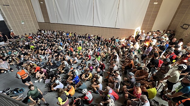 Brfink ped startem Transcontinental Race, startovalo pes 400 sportovc.