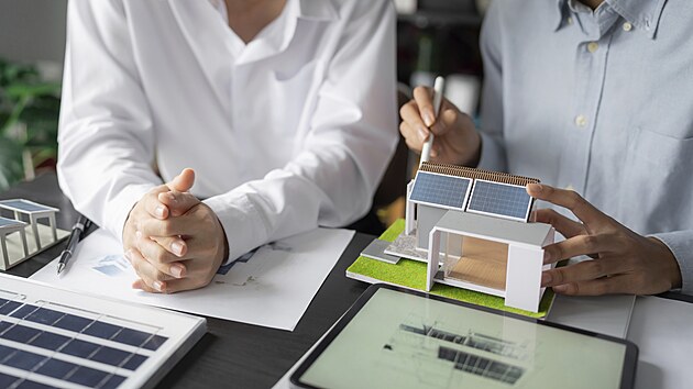 Zní to jako zaměstnání z budoucnosti. Státní společnost ČEPS, která má na starost tuzemskou přenosovou soustavu, hledá „architekta dispečerských řídicích systémů“. A zaměstnance na podobné pozice shánějí i další české energetické firmy. Trh práce dnes utrhne ruce každému, kdo dokáže propojit svět elektřiny s informačními technologiemi. A velký hlad je i po „obyčejných“ elektrikářích.