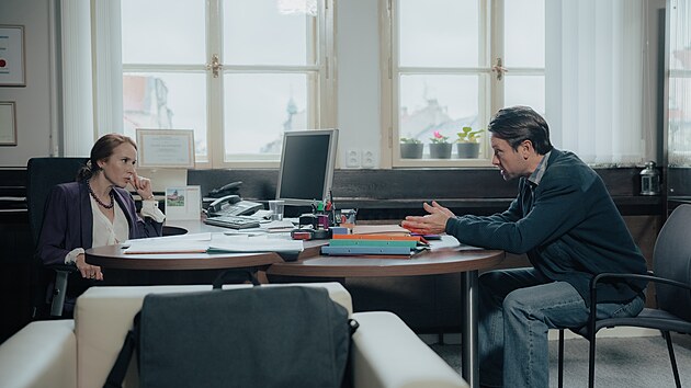 �t�st��ku naproti. Oneplay p�edstavilo nov� seri�l inspirovan� na�� nejv�t�� fotbalovou kauzou.