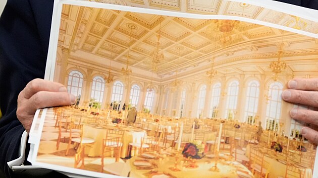 Americk� prezident Donald Trump dr�� v ruce obr�zek n�vrhu nov�ho tane�n�ho s�lu B�l�ho domu. (22. ��jna 2025)