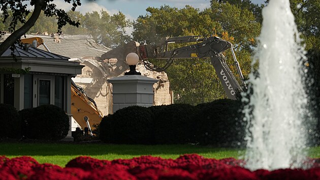 Demolice v�chodn�ho k��dla B�l�ho domu pokra�uje, aby se uvolnilo m�sto pro nov� tane�n� s�l. (22. ��jna 2025)