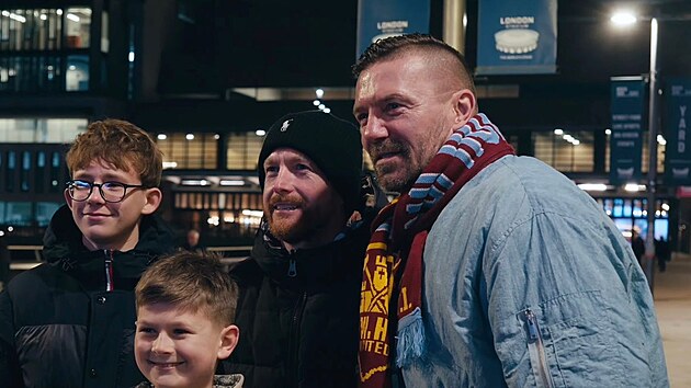 Tom epka s fanouky West Ham United v dokumentu epka: Hnk (2025)