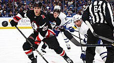 Ji�í Kulich z Buffal vyhrál vhazování nad Johnem Tavaresem z Toronta.