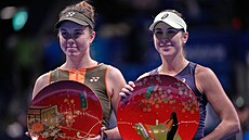 LInda Nosková (vlevoo) a Belinda Bencicová po finále na turnaji v Tokiu.