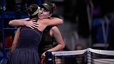 LInda Nosková (vpravo) a Belinda Bencicová po finále na turnaji v Tokiu.