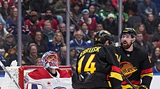 Jakub Dobe v brance Montrealu zlikvidoval pokus Jakea DeBruska, vpravo je...