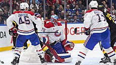 Jakub Dobe v brance Montrealu zasahuje pi utkání proti Vancouveru.