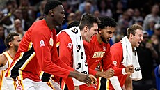 Basketbalisté Atlanty N'Faly Dante, Vít Krejí, Jacob Toppin a Luke Kennard...