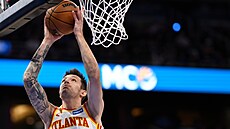 Vít Krejí z Atlanty zakonuje na ko Orlanda.