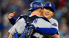 Will Smith (vlevo) a Yoshinobu Yamamoto z Los Angeles Dodgers se radují z výhry.