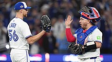 Eric Lauer (vlevo) and  Alejandro Kirk z Toronto Blue Jays se povzbuzují.