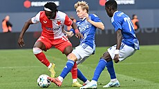 Slávista David Moses (vlevo) v souboji s olomouckým Michalem Beranem.