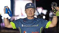 Liberecký motocyklový závodník pózuje s medailí a trofejí, které si p�ivezl z...