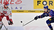 Po puku se natahují bud�jovický Matej Ka�lík a Ond�ej Dlapa (vpravo) z Hradce.