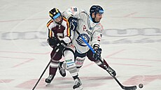 Tomá� Hyka (vlevo) ze Sparty a Yohann Auvitu z Vítkovic..