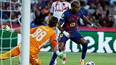 Lamine Yamal z Barcelony si navádí mí� p�ed branku Olympiakosu.