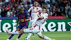 Lamine Yamal si navádí mí� p�ed branku Olympiakosu, brání ho Lorenzo Pirola.