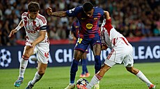 Santiago Hezze (vpravo) a Panagiotis Retsos z Olympiakosu se sna�í zastavit...