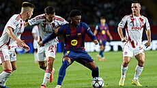 Alejandro Balde z Barcelony tan�í mezi hrá�i Olympiakosu.