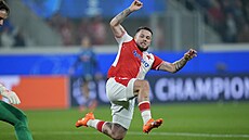 Vasil Kuej se hodn oste pokouí zmocnit míe, který má u nohy Marco...