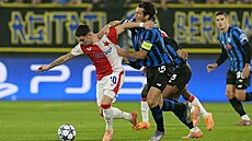 Christos Zafeiris ze Slavie se sna�í odpoutat od Martena de Roona z Atalanty.