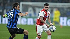 Christos Zafeiris a Marten de Roon v souboji o mí�.