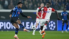 Ederson (vlevo) z Atalanty v souboji se slávistou Oscarem Dorleyem.